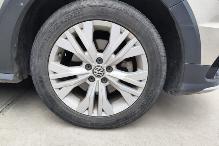Used Volkswagen C-TREK 2017 1.6L Automatic Comfort Model Right Front Wheel Hub