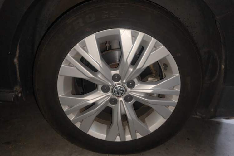 Used Volkswagen C-TREK 2017 1.6L Automatic Comfort Model Right Front Wheel Hub