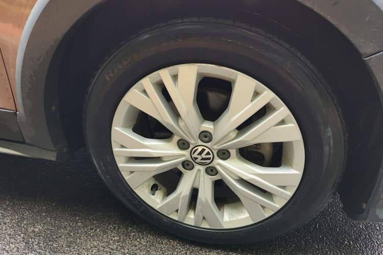 Used Volkswagen C-TREK 2017 230TSI DSG Comfort Version Right Front Wheel Hub