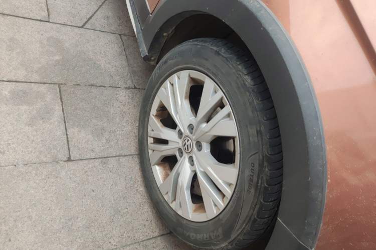 Used Volkswagen C-TREK 2017 230TSI DSG Comfort Version Right Front Wheel Hub