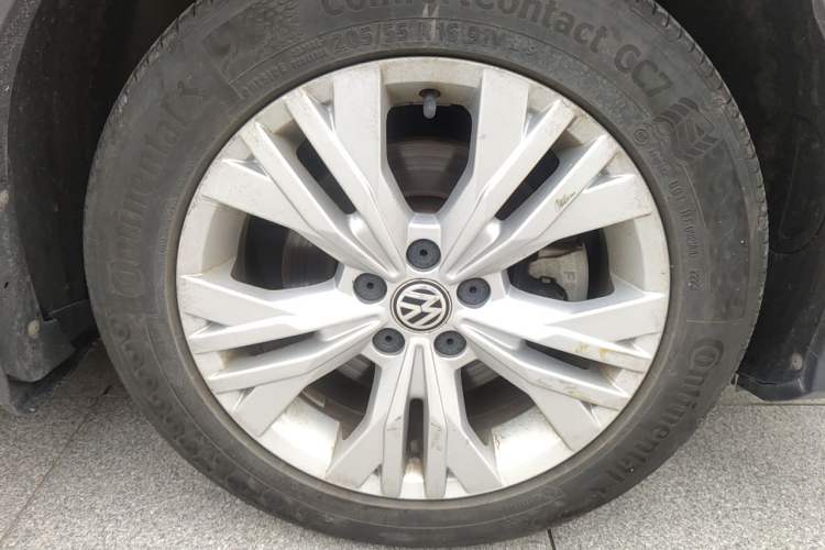 Used Volkswagen C-TREK 2017 1.6L Automatic Comfort Model Right Front Wheel Hub