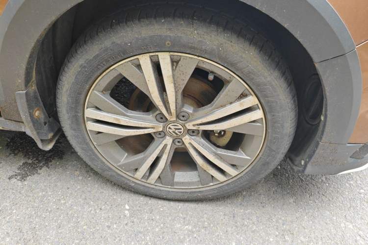Used Volkswagen C-TREK 2017 1.6L Automatic Luxury Model Right Front Wheel Hub