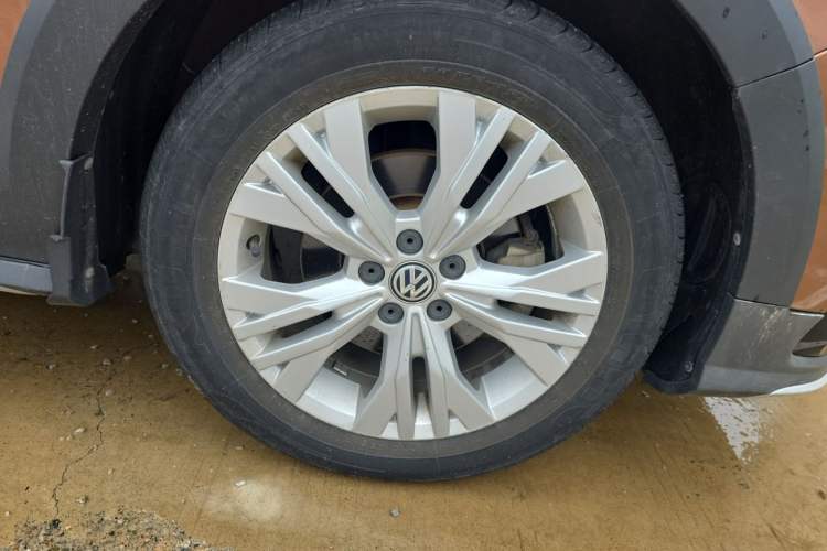 Used Volkswagen C-TREK 2017 1.6L Automatic Comfort Model Right Front Wheel Hub