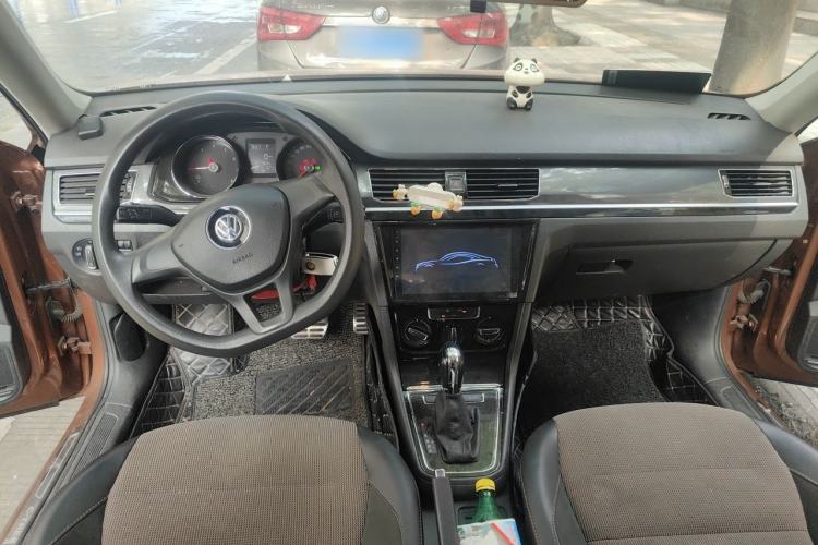 Used Volkswagen C-TREK 2017 1.6L Automatic Comfort Model Center Console