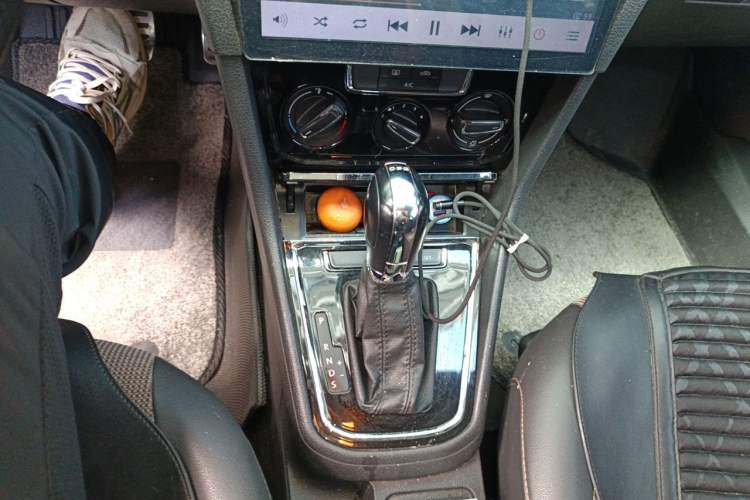 Used Volkswagen C-TREK 2017 230TSI DSG Comfort Version Gear Lever