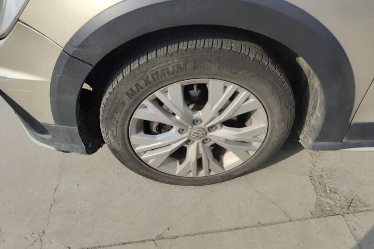 Used Volkswagen C-TREK 2017 1.6L Automatic Comfort Model Left Front Wheel Hub