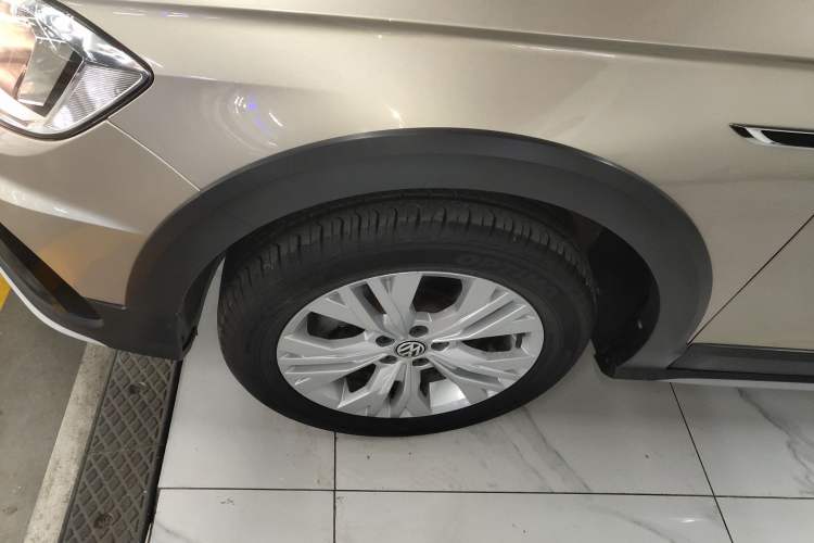 Used Volkswagen C-TREK 2017 1.6L Manual Comfort Model Left Front Wheel Hub