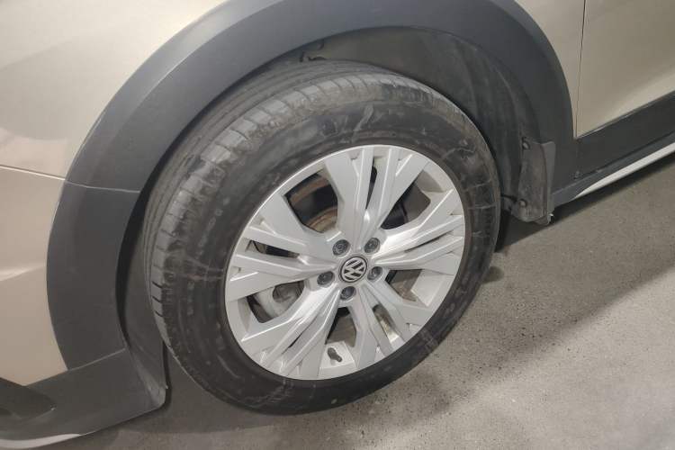 Used Volkswagen C-TREK 2017 1.6L Automatic Comfort Model Left Front Wheel Hub