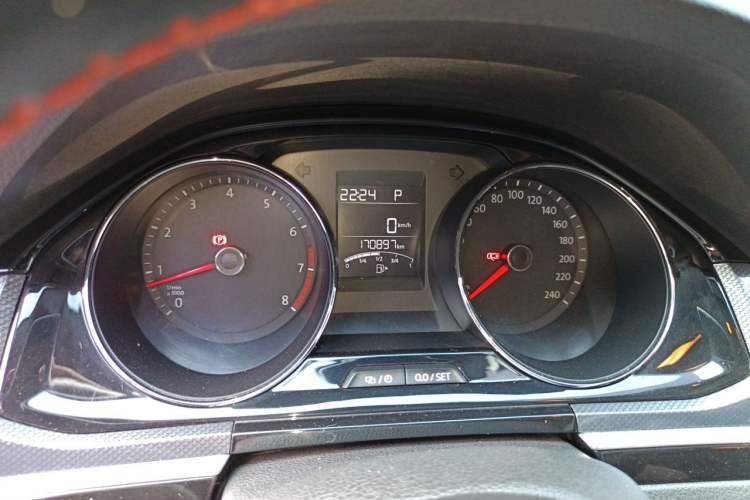 Used Volkswagen C-TREK 2017 230TSI DSG Comfort Version Odometer Close Up