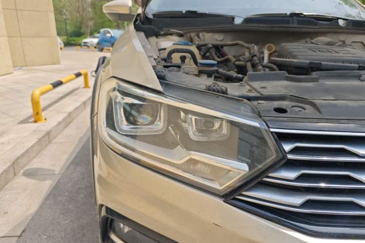 Used Volkswagen C-TREK 2017 230TSI DSG Comfort Version Right Front Headlight