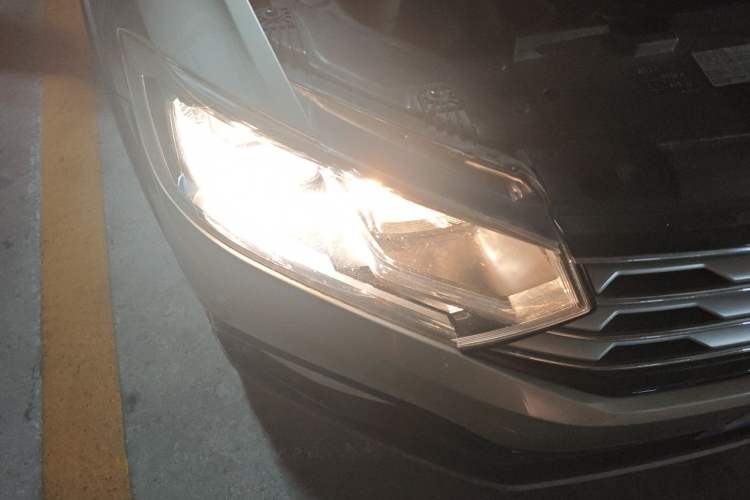 Used Volkswagen C-TREK 2017 230TSI DSG Comfort Version Right Front Headlight