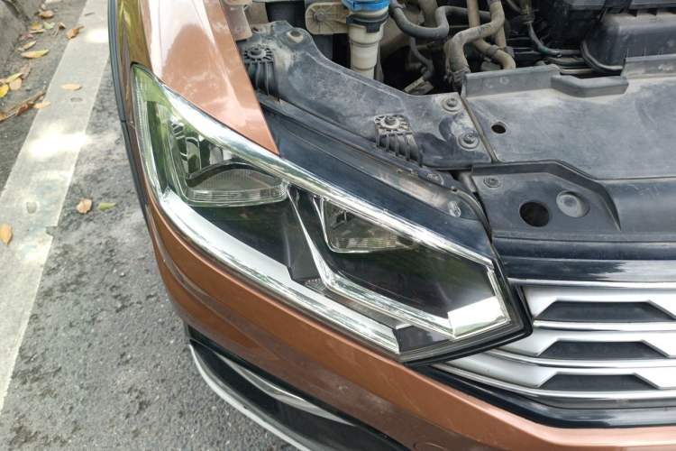 Used Volkswagen C-TREK 2017 230TSI DSG Comfort Version Right Front Headlight