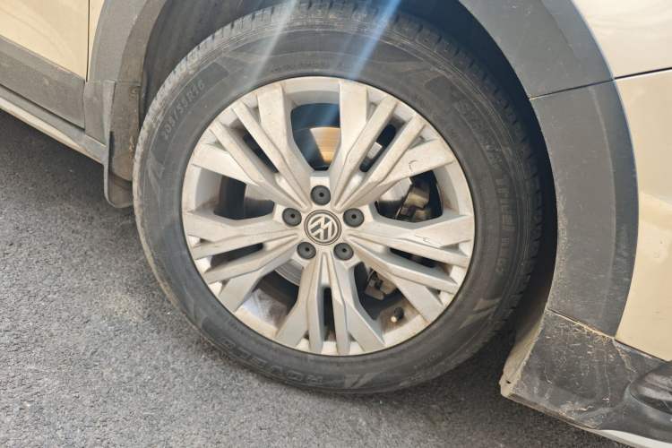 Used Volkswagen C-TREK 2017 230TSI DSG Comfort Version Right Front Wheel Hub