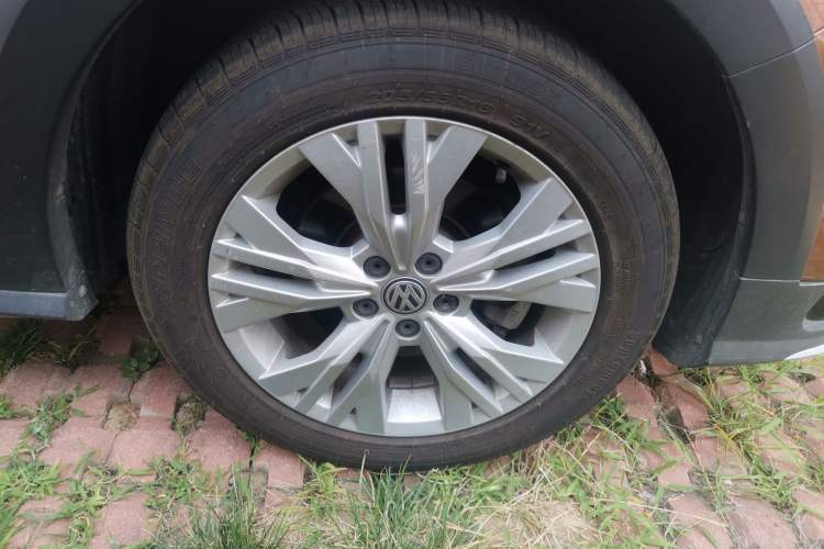 Used Volkswagen C-TREK 2017 1.6L Automatic Comfort Model Right Front Wheel Hub