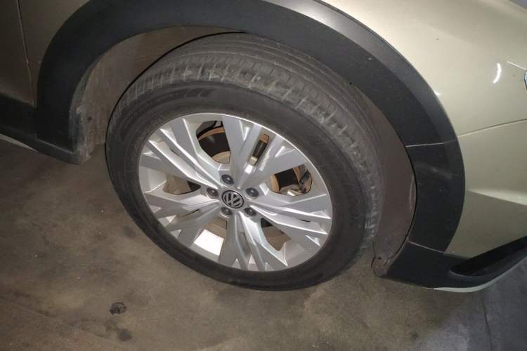 Used Volkswagen C-TREK 2017 1.6L Automatic Comfort Model Right Front Wheel Hub