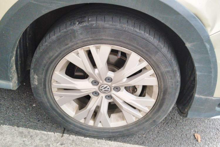 Used Volkswagen C-TREK 2017 1.6L Automatic Comfort Model Right Front Wheel Hub