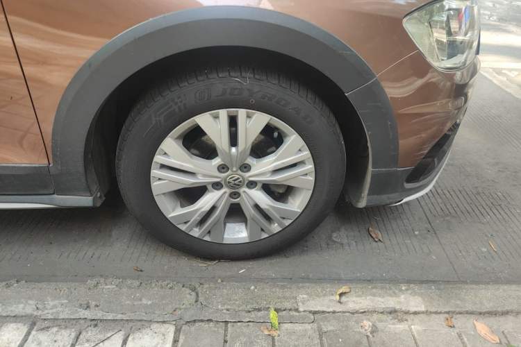 Used Volkswagen C-TREK 2017 1.6L Automatic Comfort Model Right Front Wheel Hub
