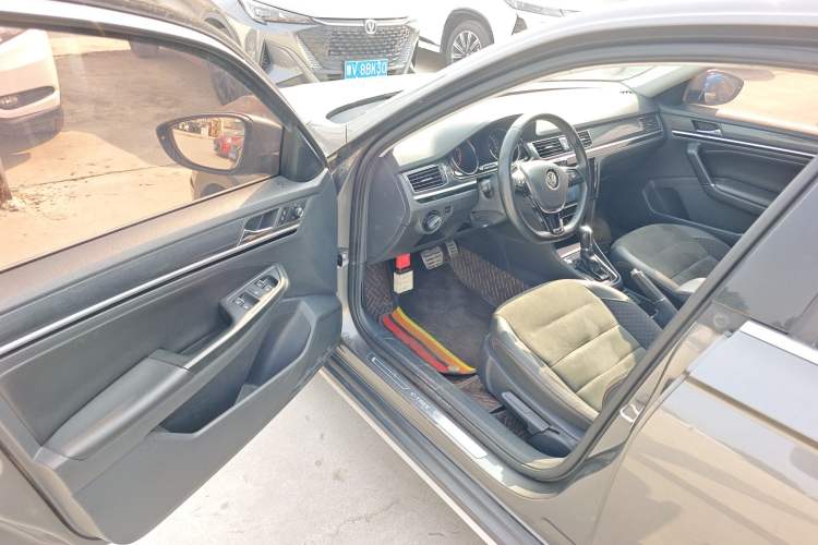 Used Volkswagen C-TREK 2017 1.6L Automatic Luxury Model Driver Seat