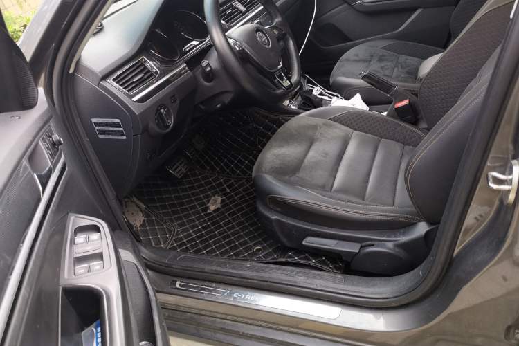 Used Volkswagen C-TREK 2017 1.6L Automatic Luxury Model Driver Seat