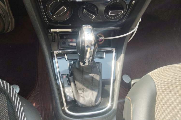 Used Volkswagen C-TREK 2017 230TSI DSG Comfort Version Gear Lever