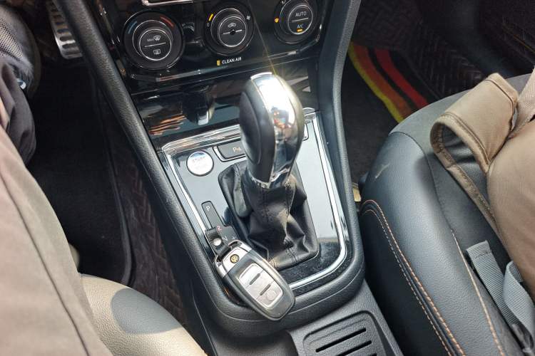 Used Volkswagen C-TREK 2017 1.6L Automatic Luxury Model Gear Lever
