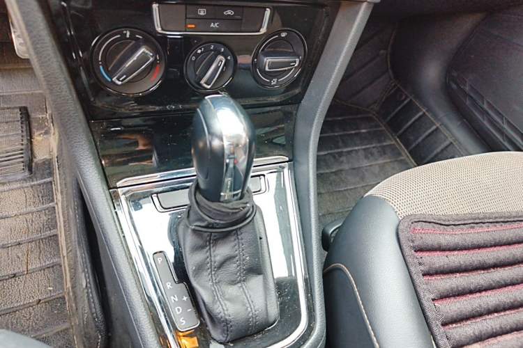 Used Volkswagen C-TREK 2017 1.6L Automatic Comfort Model Gear Lever