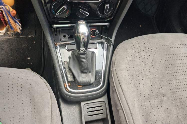 Used Volkswagen C-TREK 2017 230TSI DSG Comfort Version Gear Lever