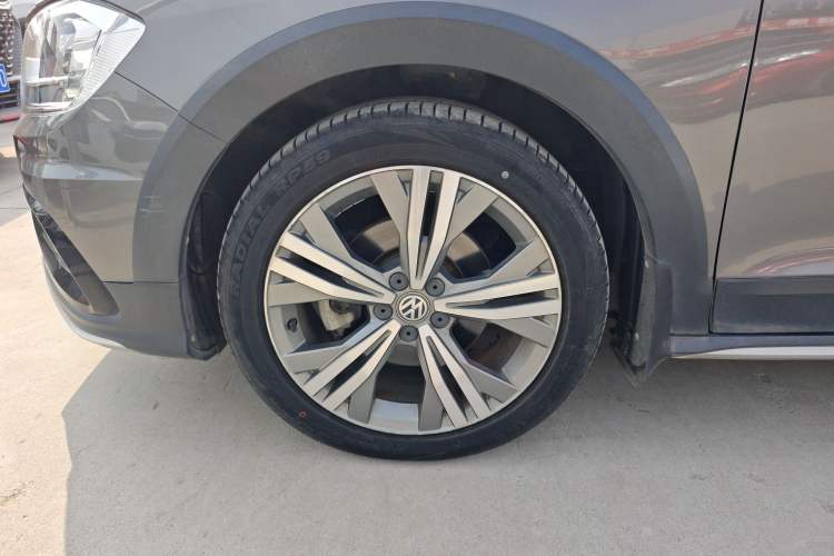 Used Volkswagen C-TREK 2017 1.6L Automatic Luxury Model Left Front Wheel Hub