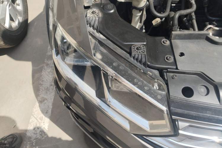 Used Volkswagen C-TREK 2017 230TSI DSG Comfort Version Right Front Headlight