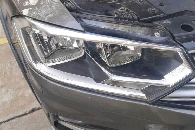 Used Volkswagen C-TREK 2017 1.6L Automatic Luxury Model Right Front Headlight