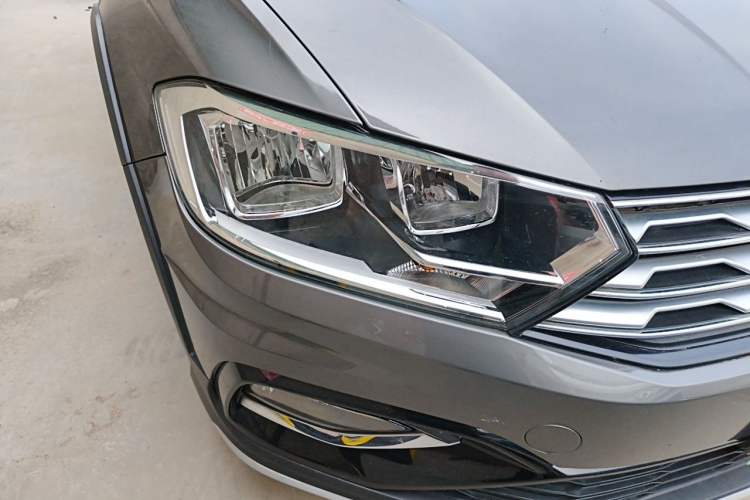 Used Volkswagen C-TREK 2017 1.6L Automatic Comfort Model Right Front Headlight