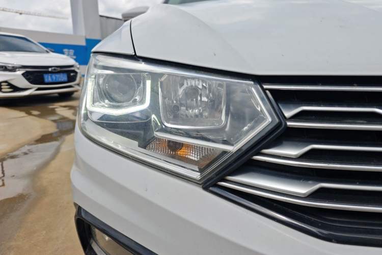 Used Volkswagen C-TREK 2017 230TSI DSG Comfort Version Right Front Headlight