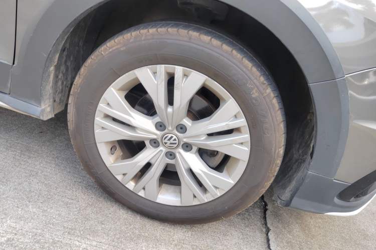 Used Volkswagen C-TREK 2017 1.6L Automatic Comfort Model Right Front Wheel Hub