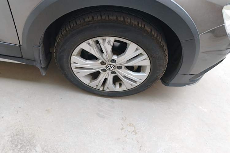 Used Volkswagen C-TREK 2017 1.6L Automatic Comfort Model Right Front Wheel Hub