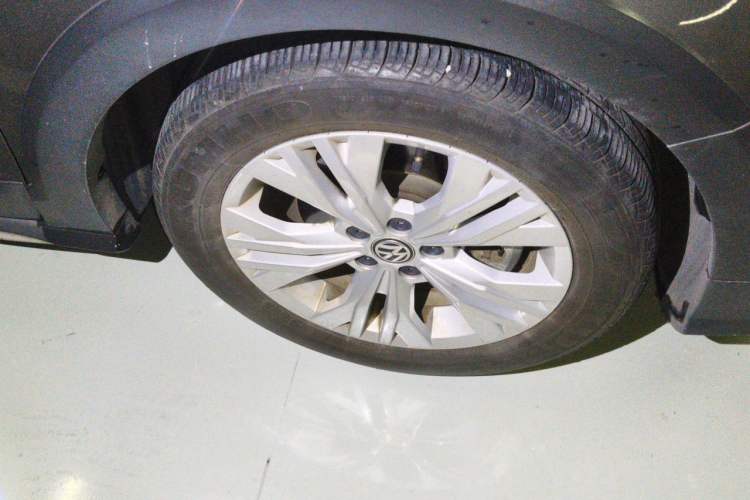 Used Volkswagen C-TREK 2017 1.6L Automatic Comfort Model Right Front Wheel Hub