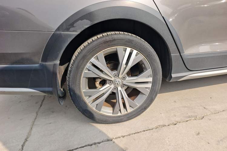 Used Volkswagen C-TREK 2017 1.6L Automatic Luxury Model Right Rear Wheel Hub
