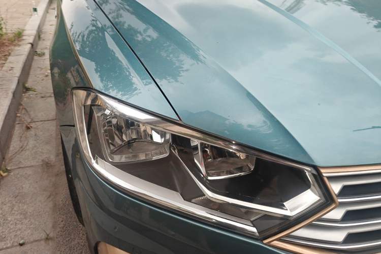 Used Volkswagen C-TREK 2017 230TSI DSG Luxury Model Right Front Headlight