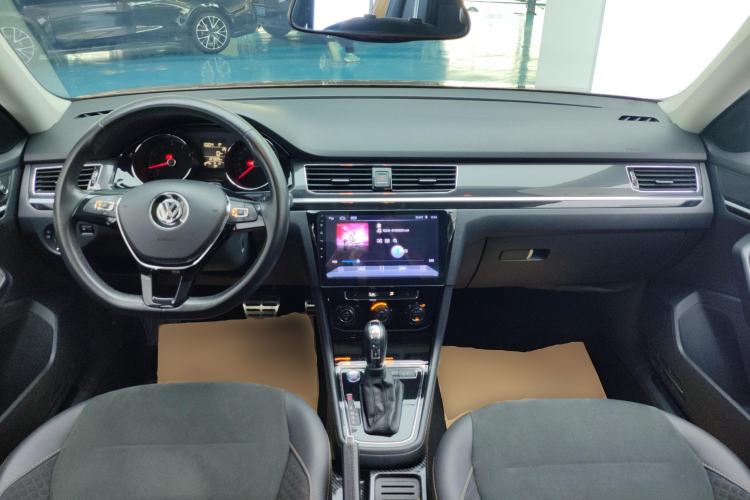 Used Volkswagen C-TREK 2017 230TSI DSG Luxury Model Center Console