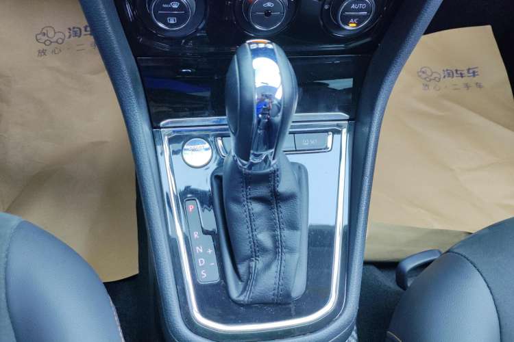 Used Volkswagen C-TREK 2017 230TSI DSG Luxury Model Gear Lever