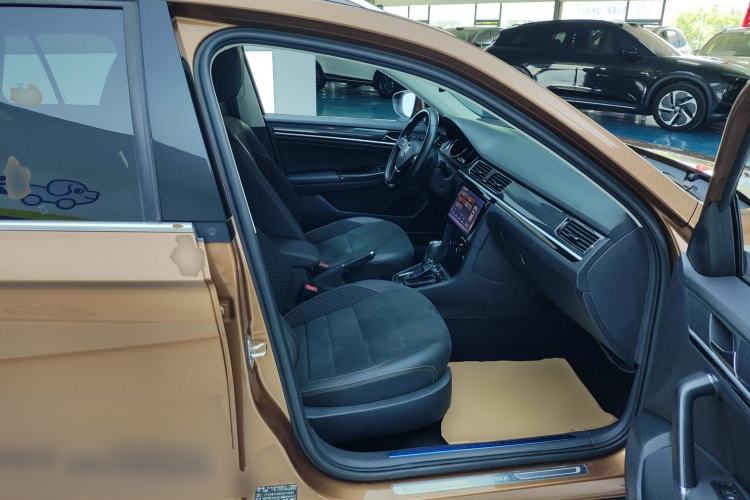 Used Volkswagen C-TREK 2017 230TSI DSG Luxury Model Right Front Seat