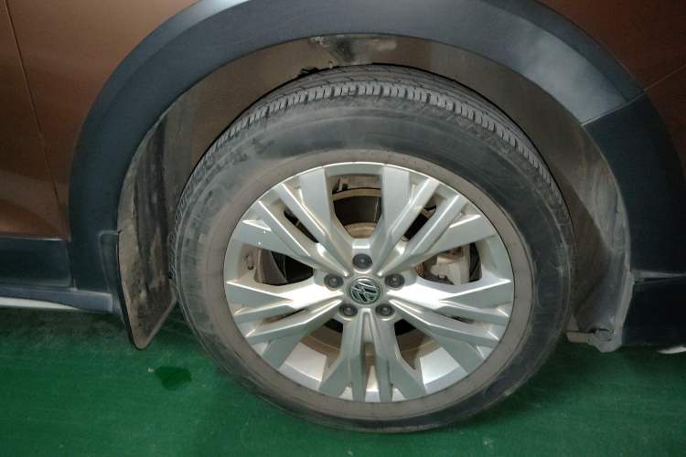 Used Volkswagen C-TREK 2017 1.6L Automatic Comfort Model Right Front Wheel Hub