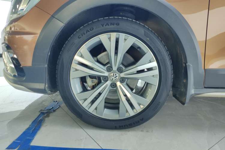 Used Volkswagen C-TREK 2017 230TSI DSG Luxury Model Right Front Wheel Hub