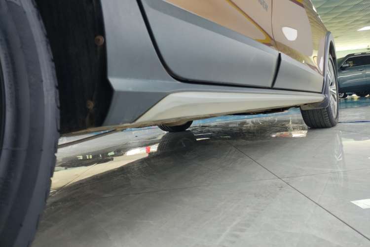 Used Volkswagen C-TREK 2017 230TSI DSG Luxury Model Right Side Sill