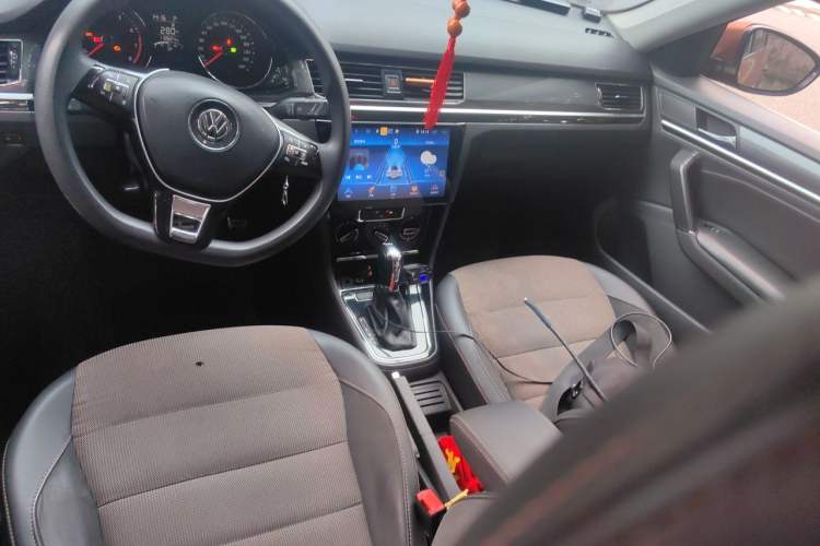 Used Volkswagen C-TREK 2017 230TSI DSG Comfort Version Center Console