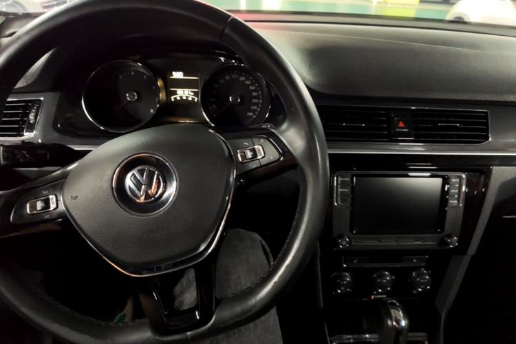 Used Volkswagen C-TREK 2017 230TSI DSG Luxury Model Center Console