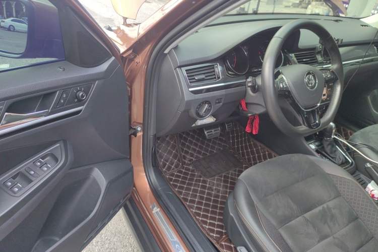 Used Volkswagen C-TREK 2017 1.6L Automatic Luxury Model Driver Seat