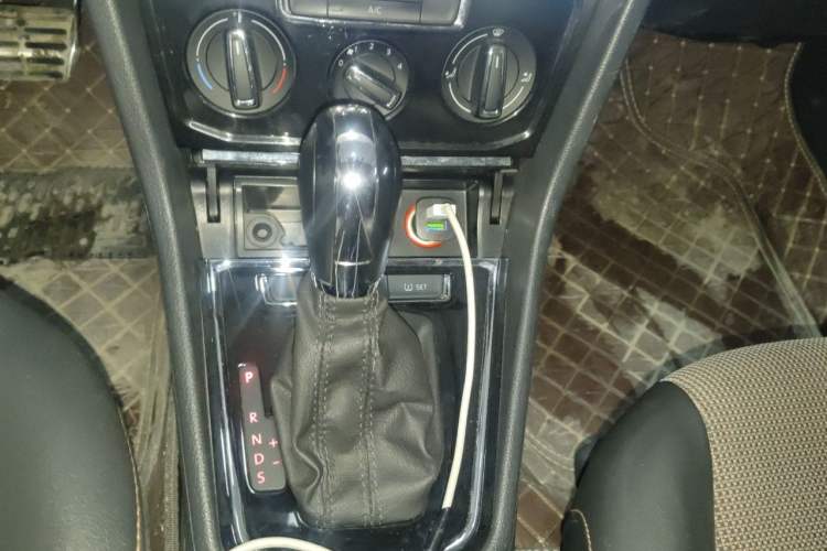 Used Volkswagen C-TREK 2017 230TSI DSG Comfort Version Gear Lever