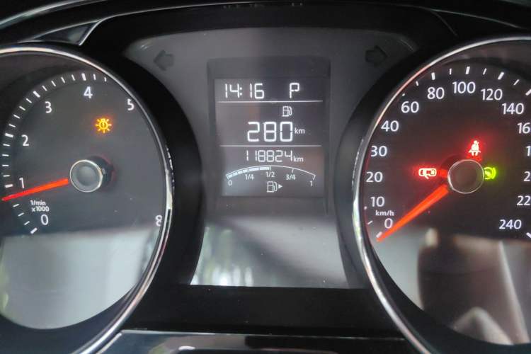 Used Volkswagen C-TREK 2017 230TSI DSG Comfort Version Odometer Close Up