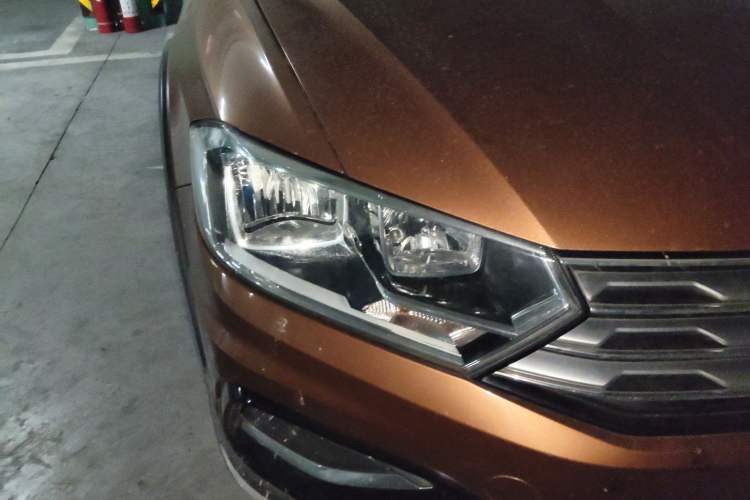 Used Volkswagen C-TREK 2017 1.6L Automatic Comfort Model Right Front Headlight