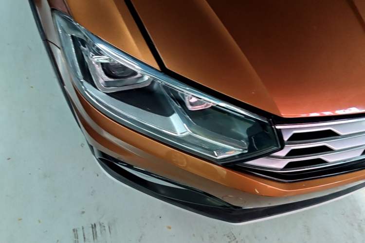 Used Volkswagen C-TREK 2017 230TSI DSG Luxury Model Right Front Headlight